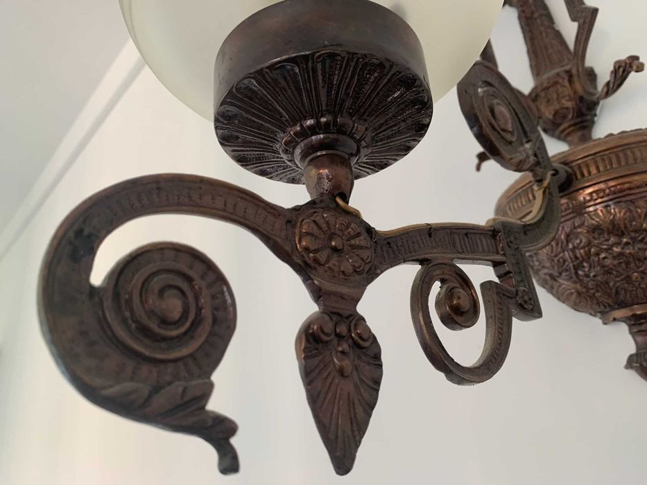 Par de Apliques de Parede Vintage em Bronze/Metal Trabalhado com Vidro Lapidado