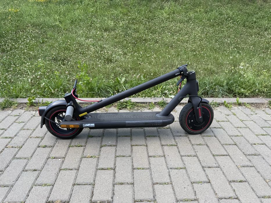 Електросамокат Xiaomi Mi Electric Scooter 4 Pro
