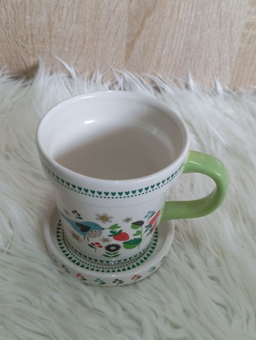 Ceramiczny kubek z podstawką