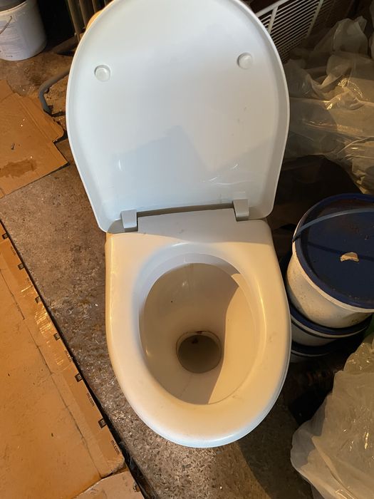 Унітаз з бачком і кришкою