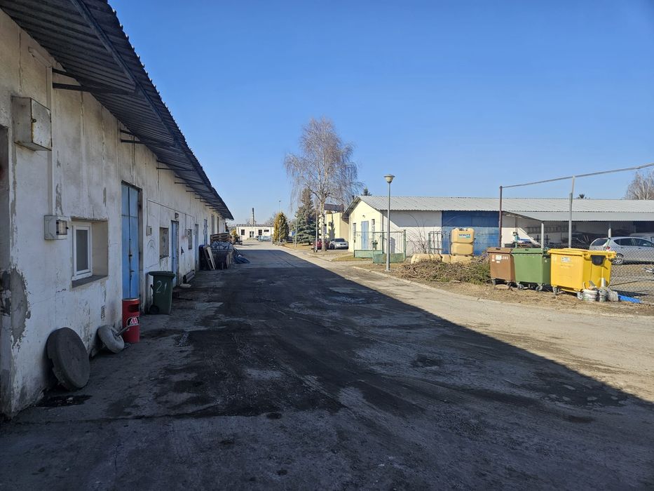 Parking. Miejsce postojowe TIR, maszyny budowlane, Bus
