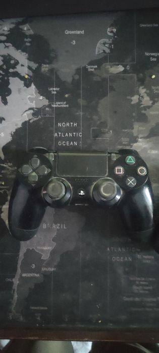 Dwie pady dualshock 4 do PlayStation 4 orginalne.