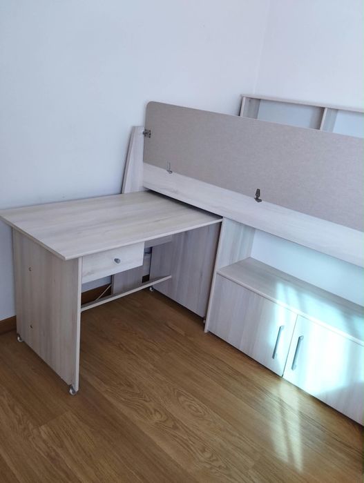 Cama usada com secretaria