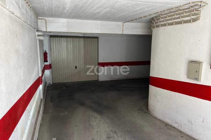 Arrenda-se Garagem (Box) com Luz natural - Queluz