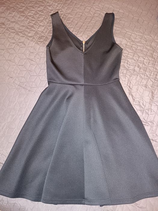 czarna sukienka na ramiączkach