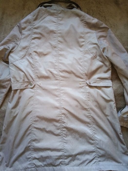 Безкоштовно віддам жіночу демісезоніну легку курточку