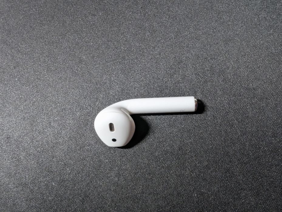 Міняю правий навушник  airpods на лівий