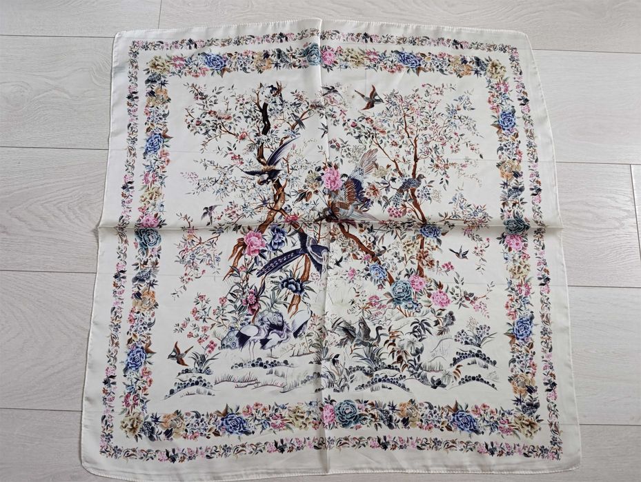 Piękna delikatna apaszka z fajnym nadrukiem