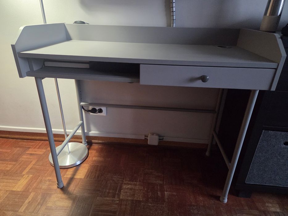 Secretária Hauga Ikea