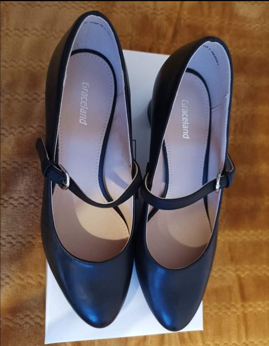 Buty na niskim słupku