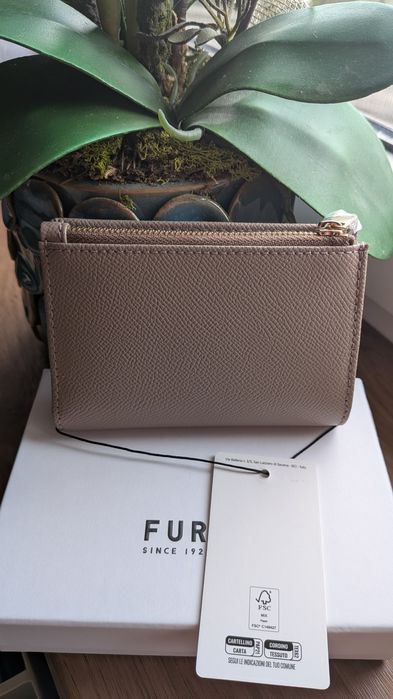 Barwy luksusu, kształty elegancji.. Portfel Furla Camelia Toupe