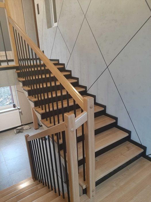 Schody drewniane , balustrady, szybka realizacja .