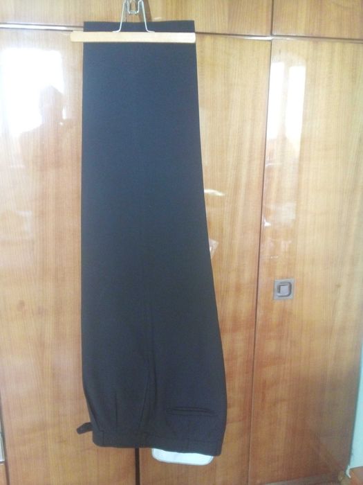 Костюм мужской,размер 52,100%шерсть,чёрного цвета.