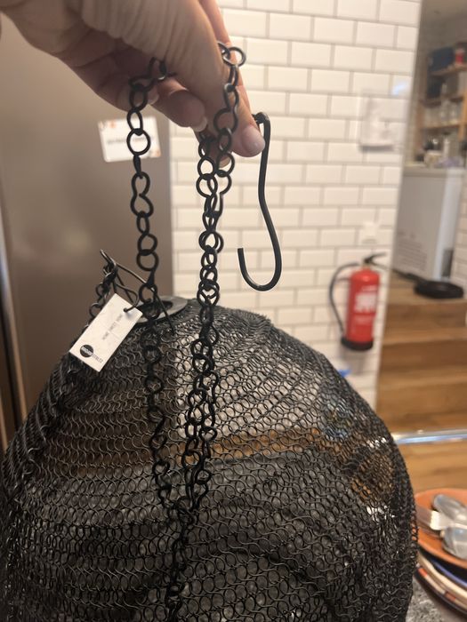 Luminária suspensa em metal preto da marca Madam Stoltz.