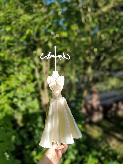 Stojak na biżuterię sukienka biała