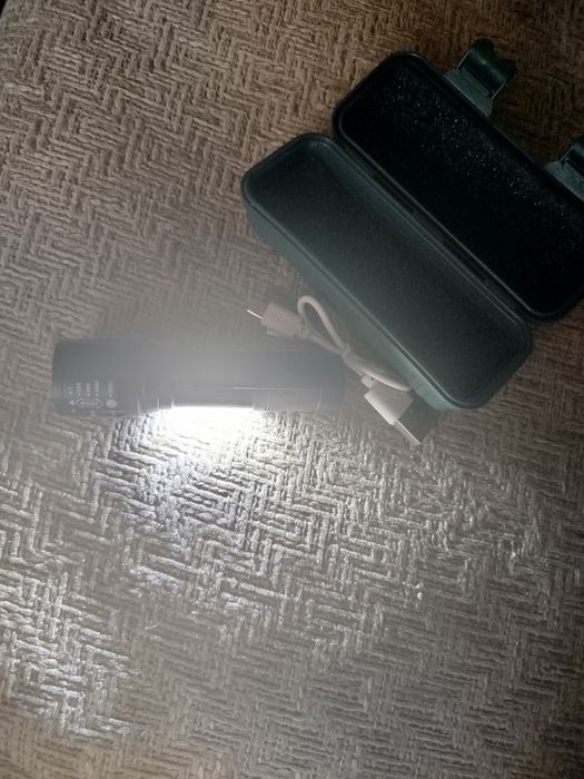 Акумуляторний ліхтарик (фонарик).