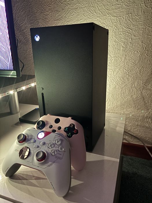 Xbox Series X 1TB + 1 pad + gry