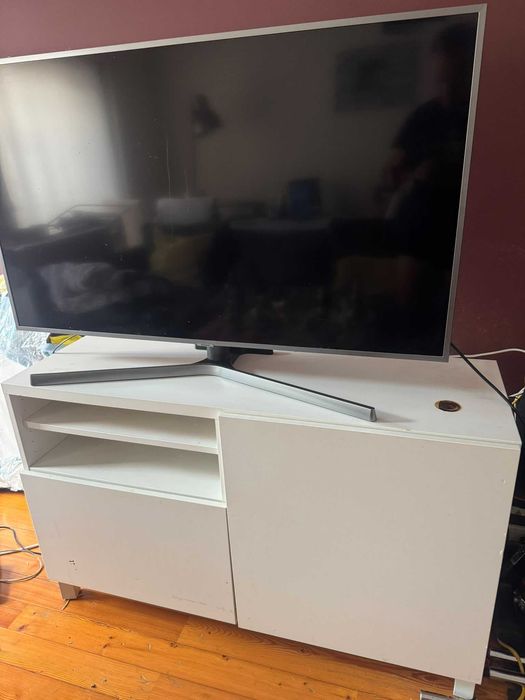 Móvel de TV branco com arrumação