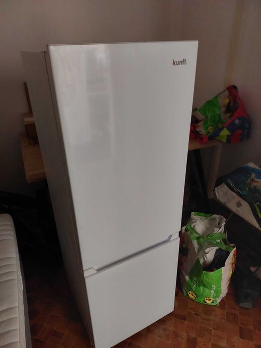 Frigorífico Combinado KUNFT KC9134 WH (Estático - 143 cm - 175 L - Branco) seminova, em muito bom estado. Classe E.