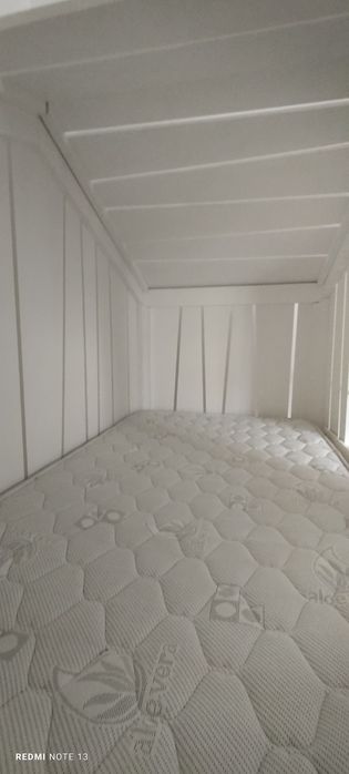 Cama/casa de criança com colchão sem manchas