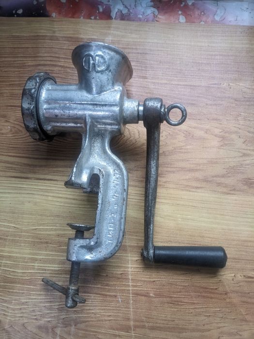 Мясорубка механическая продается