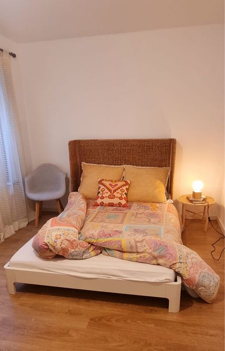 Cama de 1,50mx2,00m com colchão e cabeceira.