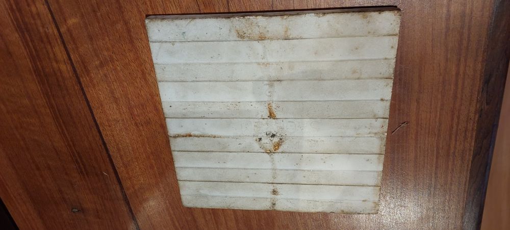 Azulejos antigos ,  da F.Sacavém e outro assinado
