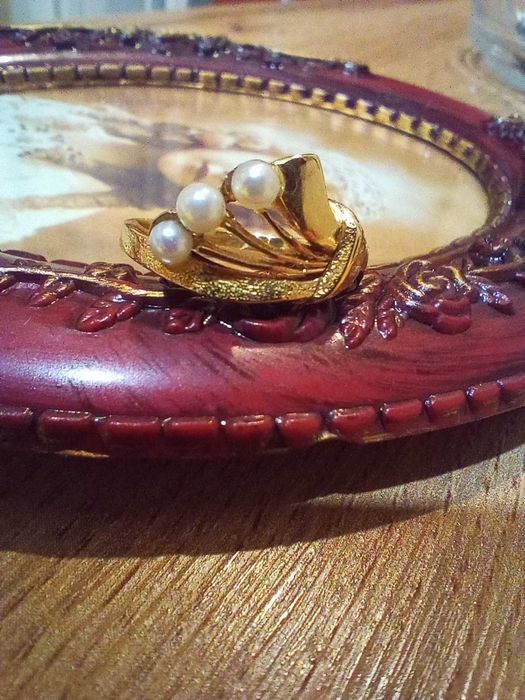 Złoty pierścionek z naturalnymi perłami hodowlanymi, PRL, próba 585