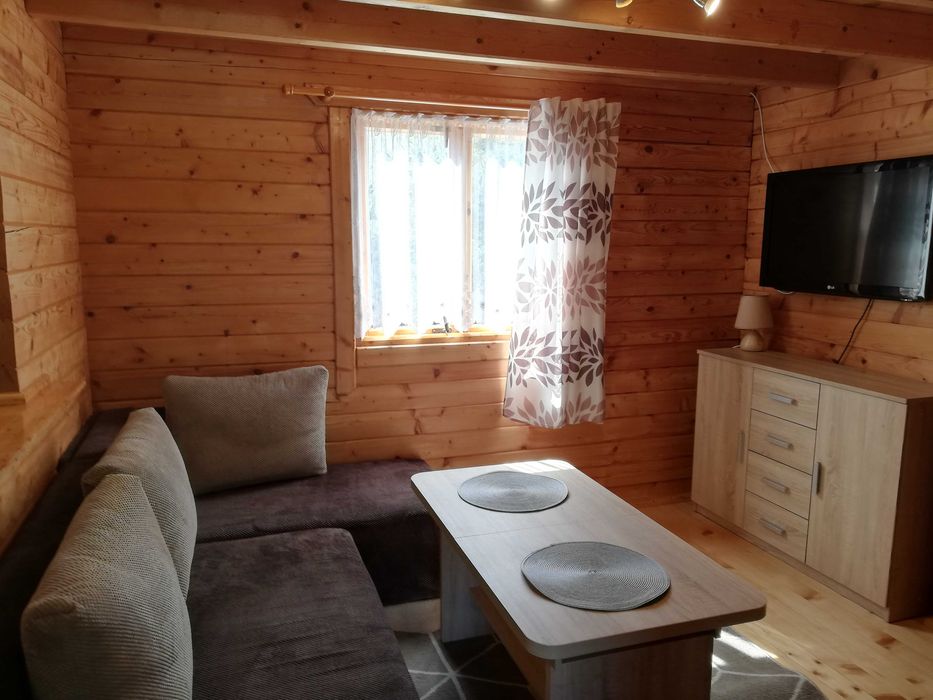 Domek letniskowy na Mazurach nad jeziorem, z linią brzegową jeziora