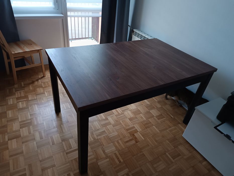 Stół do jadalni salonu