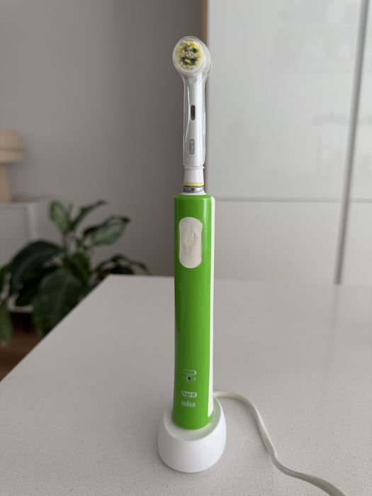 Escova de dentes eletrica Oral B pro