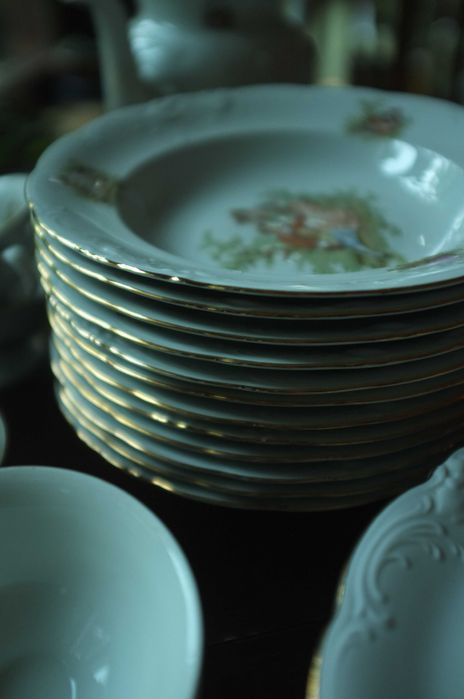 porcelanowy serwis obiadowy i kawowy WAWEL sceny dworskie Friederike