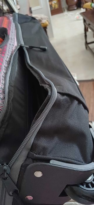 Saco para  viagem multicolor, com rodas e pega rebatível