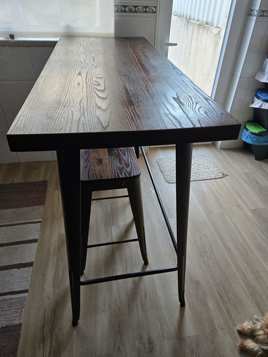 Vendo mesa de Pé  Alto com 2 bancos