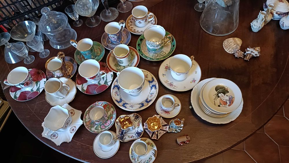 Copos de cristal e chávenas de café e chá de coleção