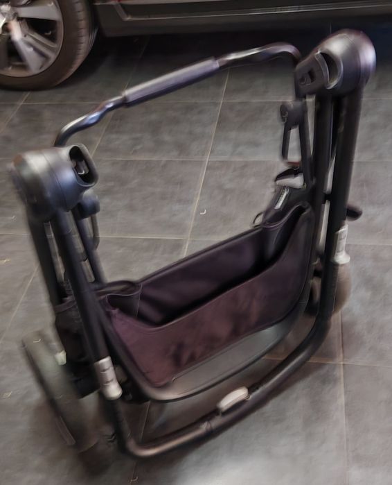 Carrinho de bebê 
Marca bebé Confort (isof