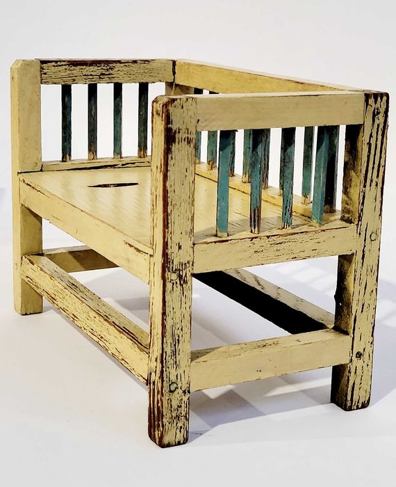 Zabytkowy zestaw drewnianych mebli dla lalek.