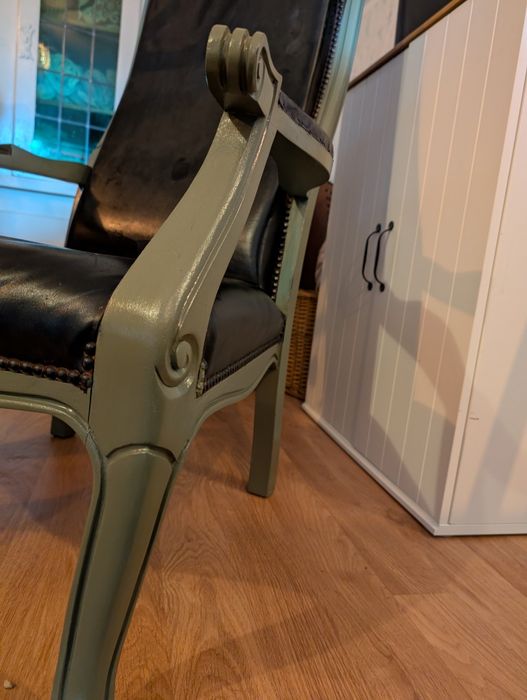 Cadeirão todo em pele, antigo e restaurado