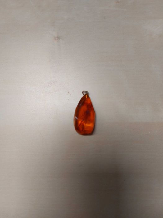 Naturalny bursztyn bałtycki – wisiorek 3 g, koniakowy
