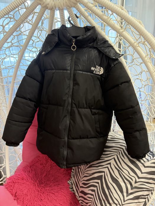Дитяча курточка чорного кольору.