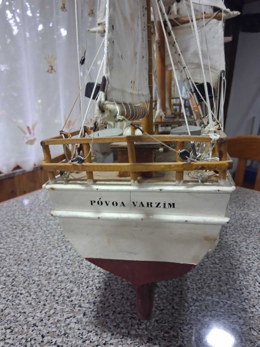 Barco feito de forma artesanal antigo