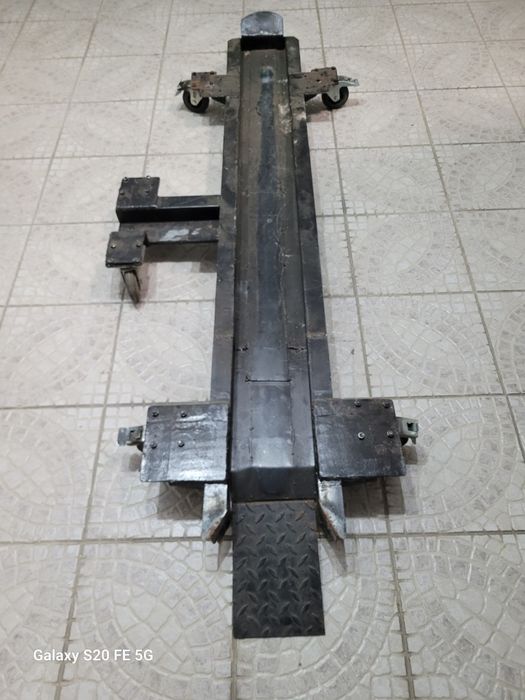 2 patins para transporte de moto na garagem.
