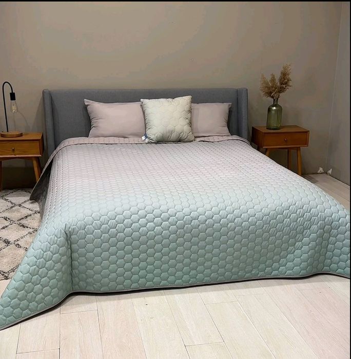 Покривало Стьобане двостороннє. Великі розміри. Дуже гарне.