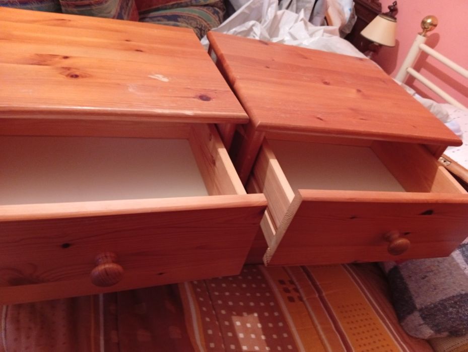 Mobília de quarto (cama, estrado, colchão e 2 mesinhas de cabeceira