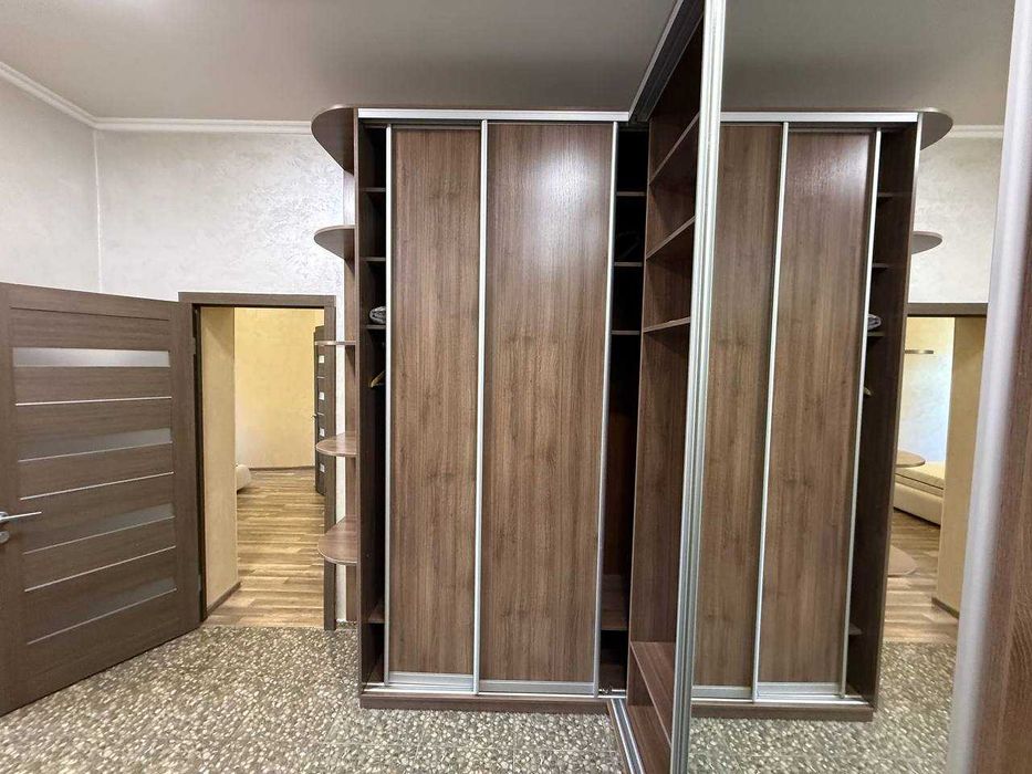 Без%. Поділ. Воздвиженська 48. Квартира 80м2. Кухня-вітальня та окрема спальня