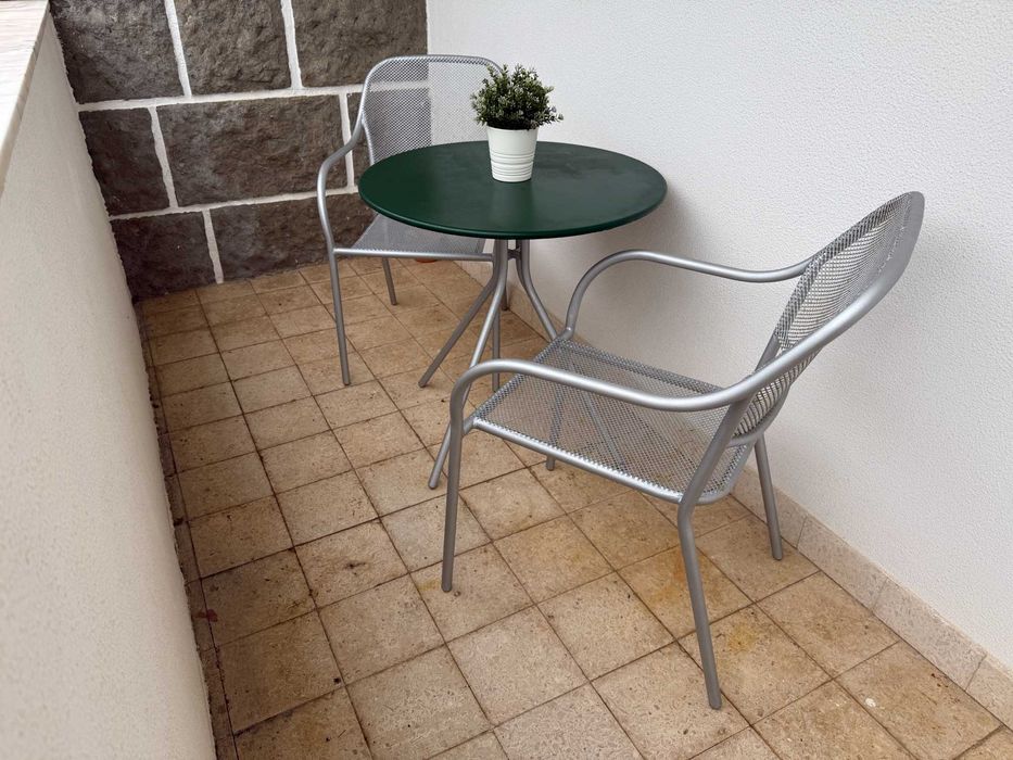 Mesa em metal com 2 cadeiras