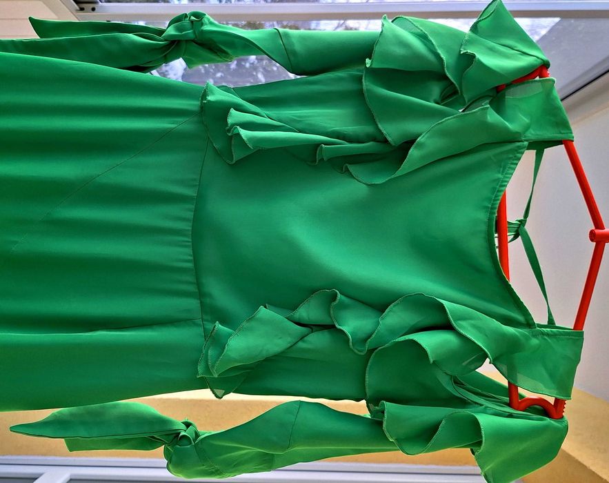 Satynowa asymetryczna zielona długa sukienka cold shoulder ASOS