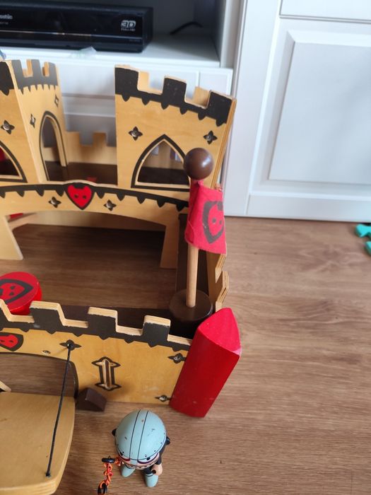 Castelo madeira com personagens