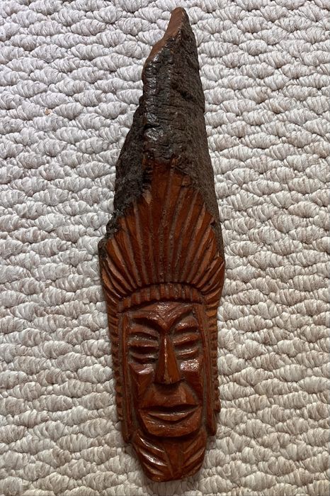 Indianin, płaskorzeźba w drewnie