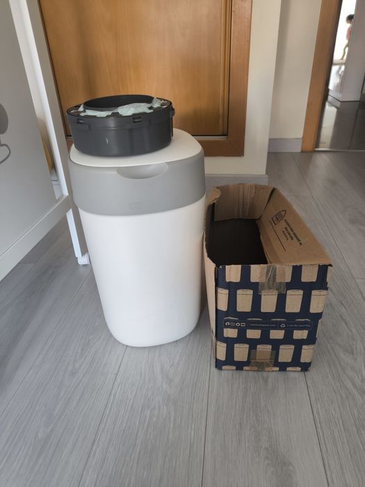 **Contentor de fraldas Tommee Tippee Twist & Click + 2 recargas**